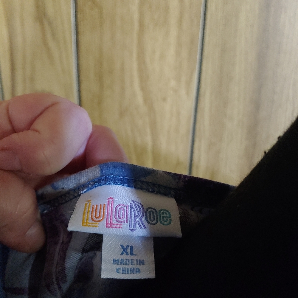LulaRoe Melissa top - Picture 3 of 4